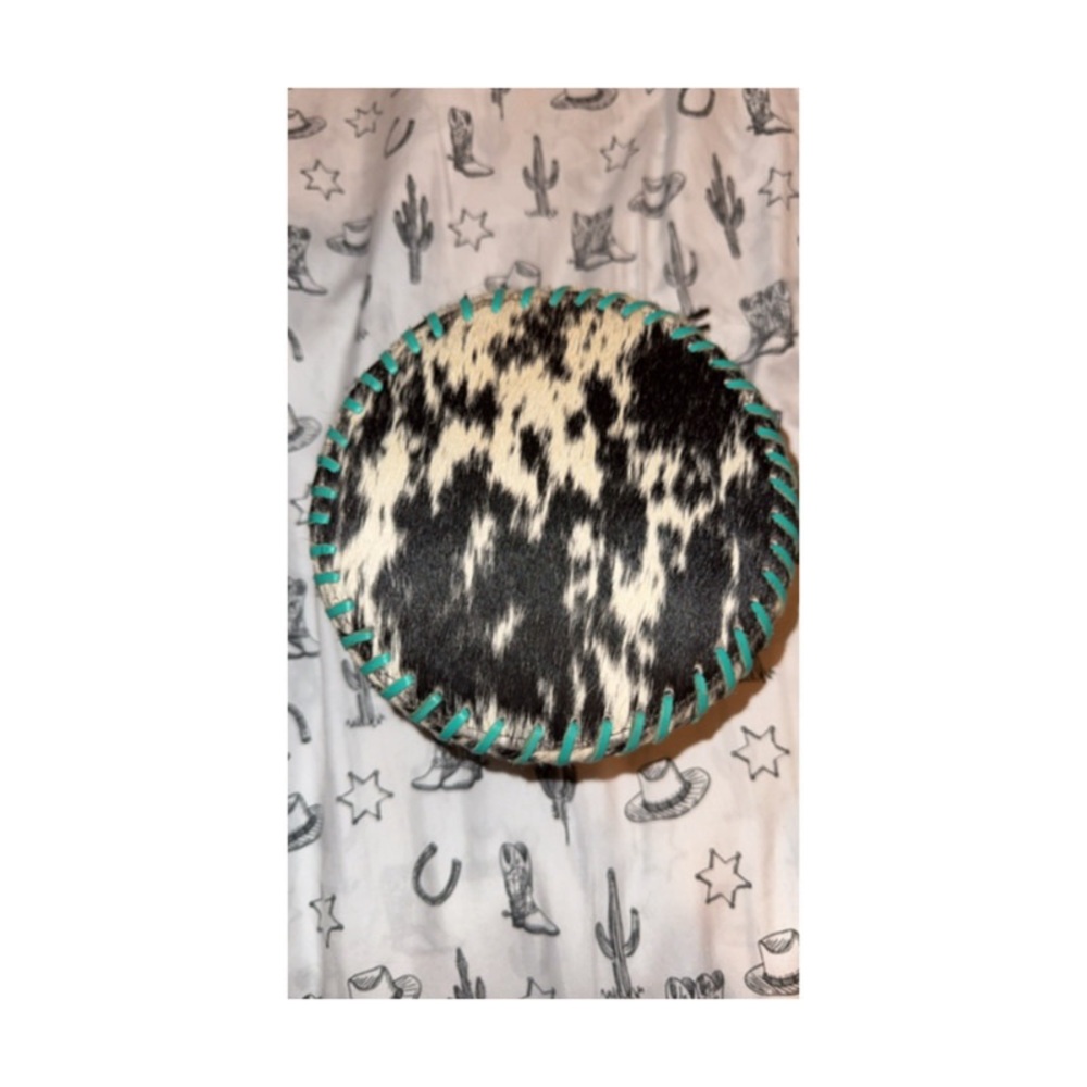 SOLD

Cowhide jewelry case